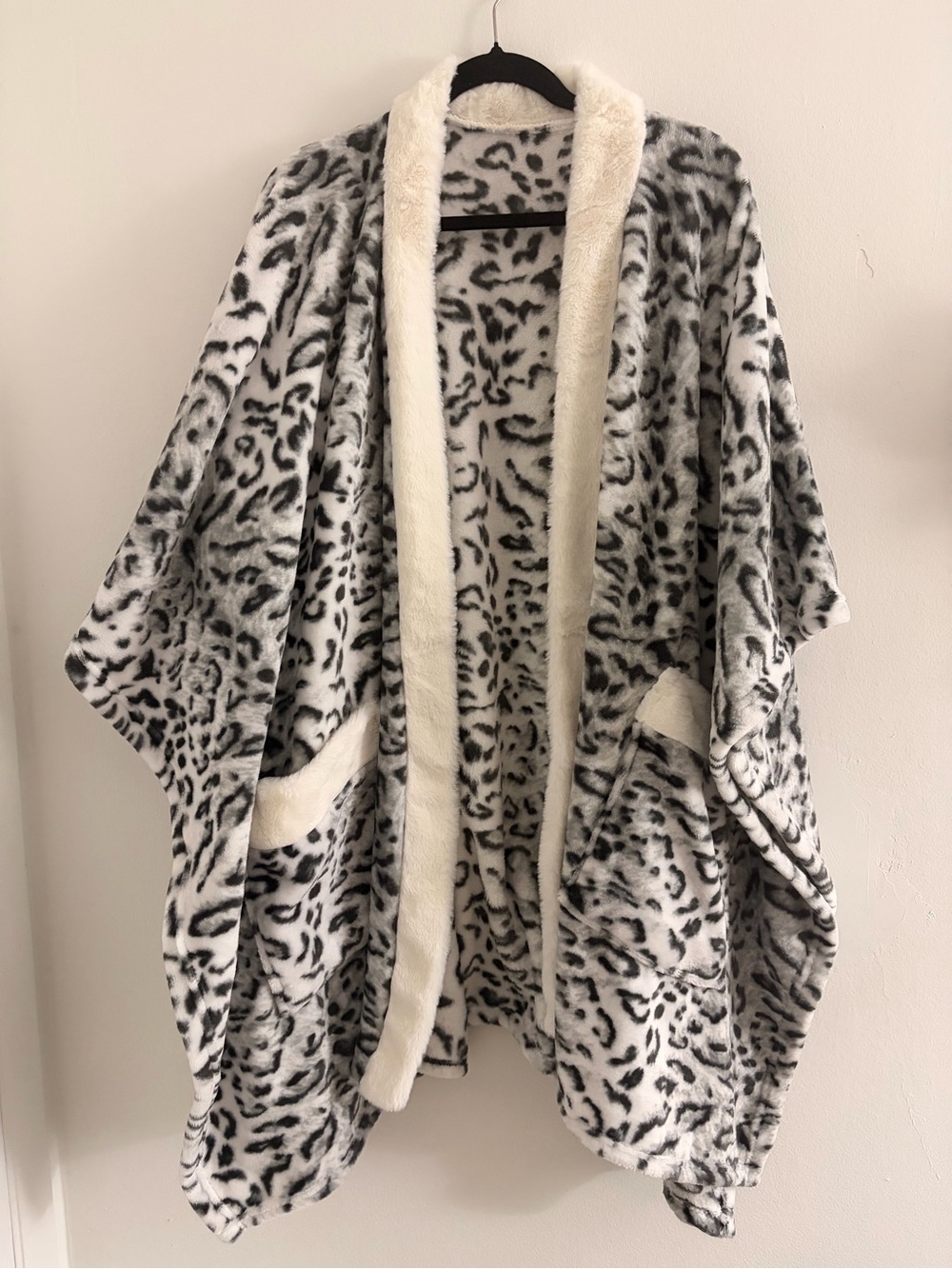 Faux Fur Leopard Print wearable blanket with pockets in White & Gray